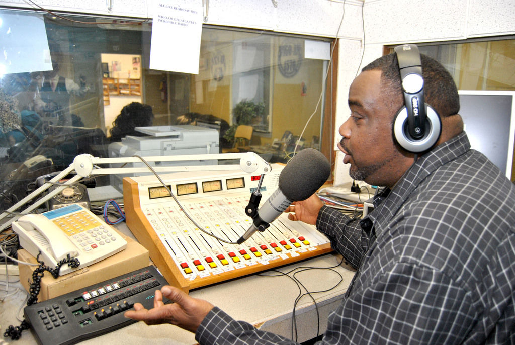 Радио мир новости сегодня. Современные радиостанции. Радио фото. Американские радиоведущие. The Radio Station.