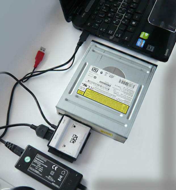 Можно ли к ноутбуку подключить жесткий диск. Подключить DVD дисковод к ноутбуку через юсб. Как подключить двд дисковод к ноутбуку через USB. Подключить двд через юсб к компьютеру. Подключить дисковод от ноута к компьютеру.