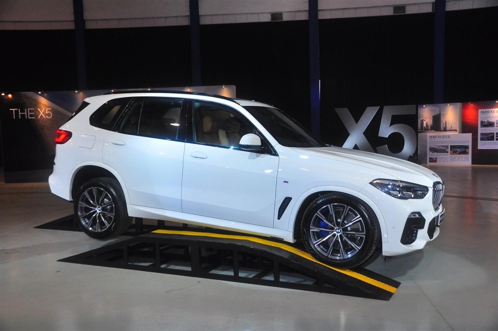 X5 5g обзор. BMW x5 40i g05 m Sport Pure белый кузов. BMW x5 40i g05 m Sport Pure белый. BMW x5 g05 20 одноширокие форум.