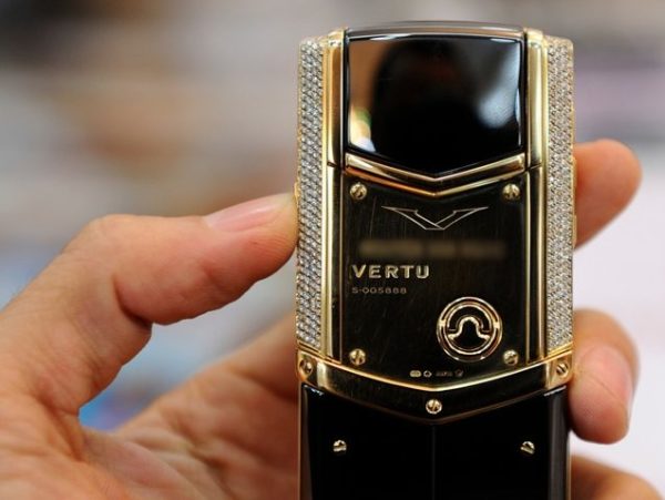 Верту телефон дорогие. Vertu v5. Vertu Signature Diamond. Верту за 1000000. Vertu Signature для Bentley.