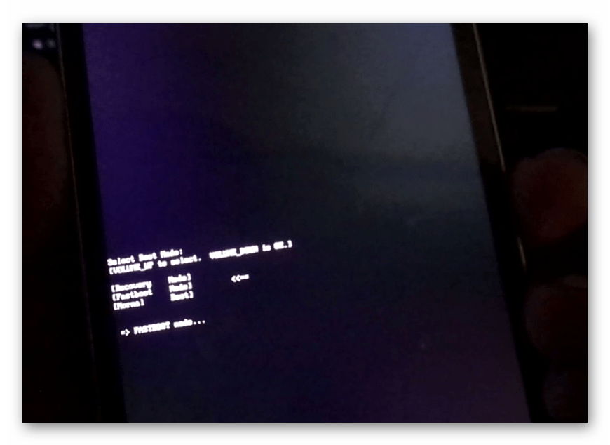 Как запустить телефон. Экран при включении телефона. Надпись на экране смартфона. Чёрный экран при включении телефона. Fastboot черный экран.