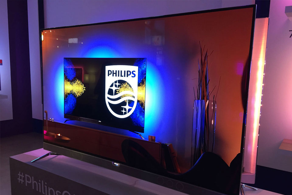 Телевизор филипс амбилайт. Philips Ambilight 2008. Телевизор Филипс с подсветкой эмбилайт. Philips Ambilight старый. Филипс патент эмбилайт.