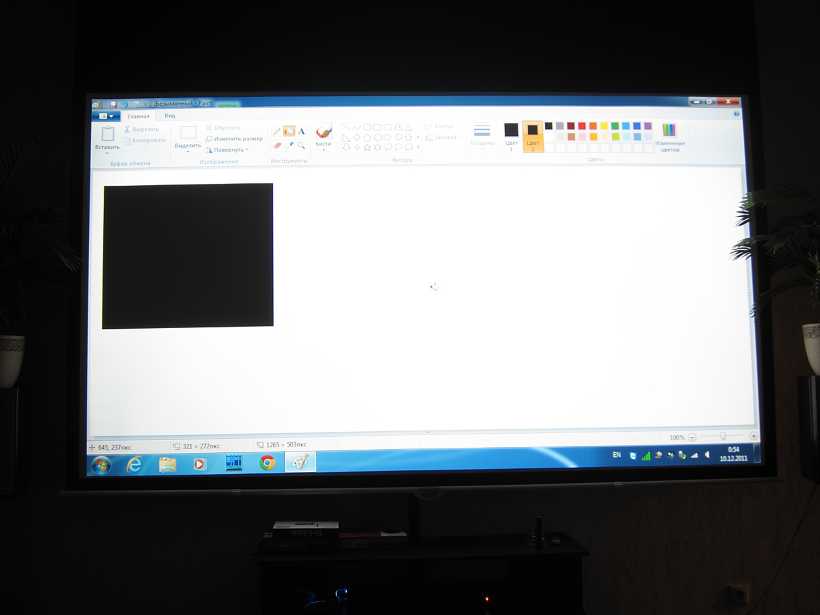 Как убрать справа экрана. Квадратики на экране. Черные квадратики на экране монитора. Черный экран квадрат. На экране монитора черный квадрат.