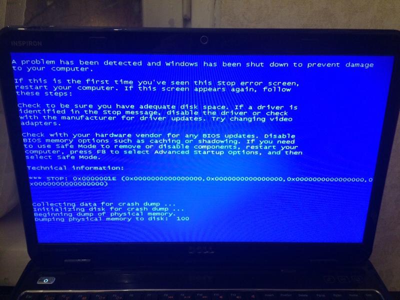 При включении ноутбука синий экран. Выключается компьютер и синий экран. Синий экран на планшете. Голубой экран. Темно синий экран при включении ноутбука.