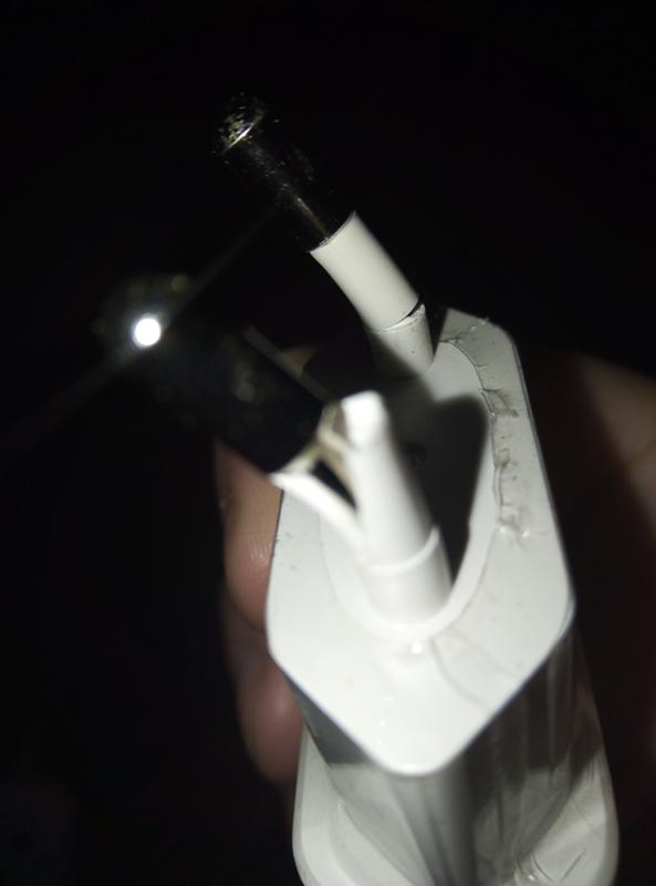 Зарядка для телефона сломалась. Сломалась вилка от зарядника. Погнулась вилка зарядного. Пггнулась вилка зарядник а. Погнутая вилка на зарядке.