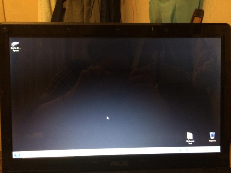 Появился черный экран на мониторе. Ноутбук Depo сенсорный экран черный экран. Черный дисплей на ноутбуке. Нижняя панель экрана ноутбука. Компьютер включился но экран черный.