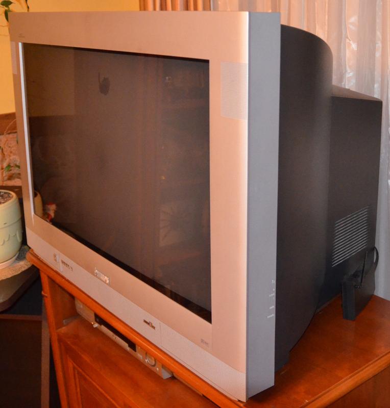 Сдать бу телевизор. Старый телевизор. Большой старый телевизор. Старые большие телевизоры. Телевизор старого образца.