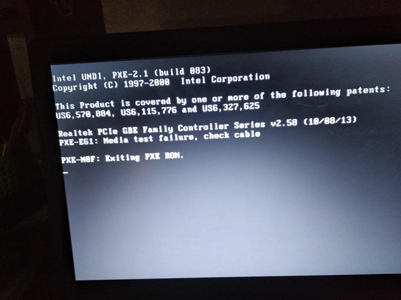Запуск пк проблема. Надпись при загрузке ПК. Экран при включении компьютера. При включении компьютера черный экран с надписями. При загрузке ноутбука.