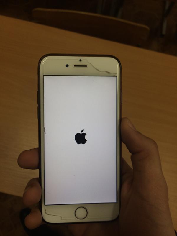 Включенный экран айфона 7. Iphone висит на яблоке. Айфон 6 белый. Айфон включается. Айфон 6 белый экран.