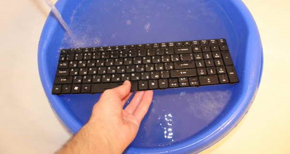 Можно ли сушить ноутбук феном если пролили на него воду