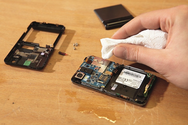 Что делать, если телефон упал в воду - бумажные полотенца