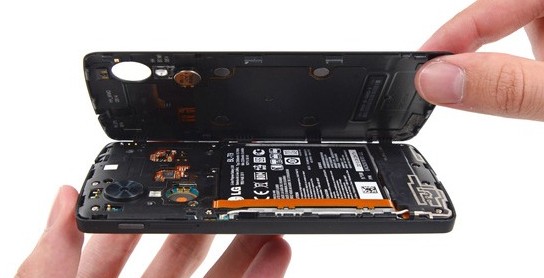 Что делать, если телефон упал в воду - разберите устройство