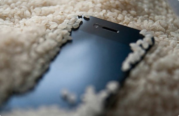 Что делать, если телефон упал в воду - впитывающий абсорбент