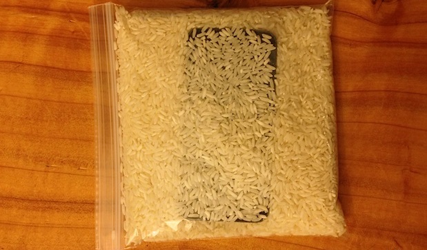 Что делать, если телефон упал в воду - ждем 48 часов