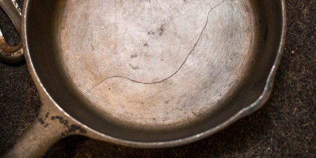Чугунная посуда: Старый чугун с трещиной