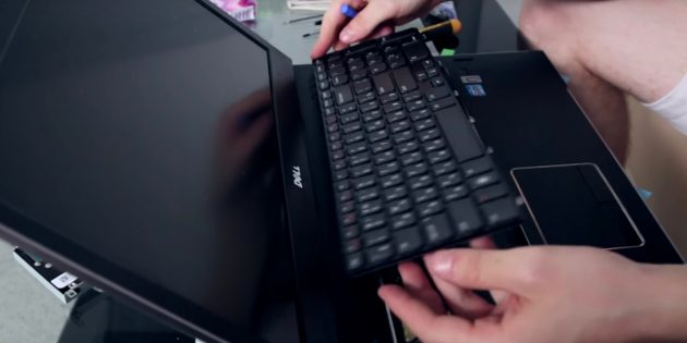 Подденьте медиатором защёлки по периметру клавиатуры и аккуратно приподнимите, чтобы почистить ноутбук