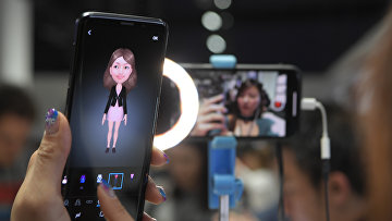 Женщина держит новый смартфон Samsung Galaxy S9 во время мероприятия Samsung Galaxy S9 Unpacked накануне MWC в Барселоне, Испания. 25 февраля 2018 года