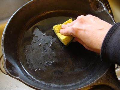 как правильно прокалить новую чугунную сковороду