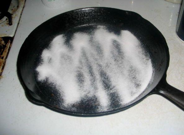 как прокалить чугунную сковороду солью
