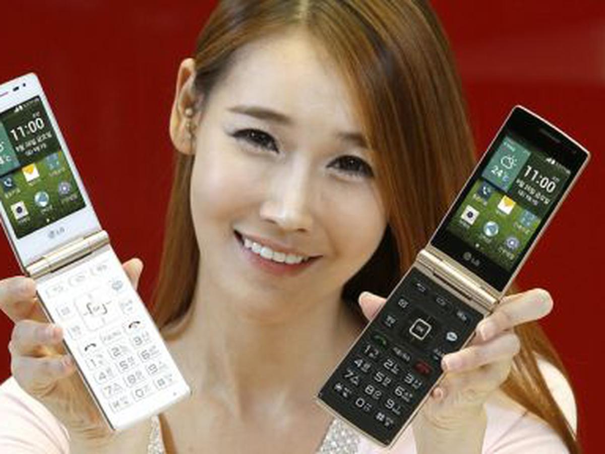 Какие телефоны топ. Японские смартфоны. Китаец с телефоном. Самый популярный телефон. Японские раскладушки.