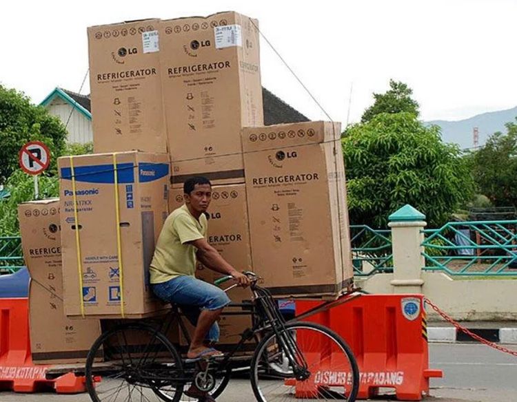 Вот примерно так перевозили и старые советские холодильники, только на крыше «копейки»