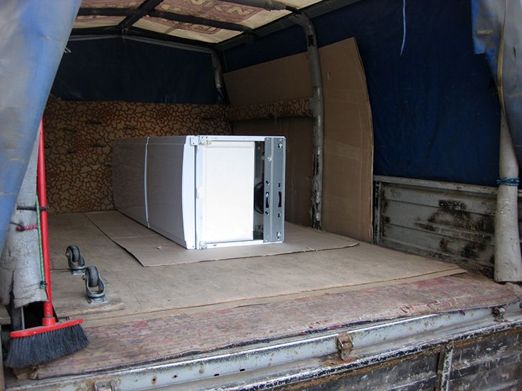 Не лишним будет застелить пол грузовой машины кусками плотного картона или одеялом