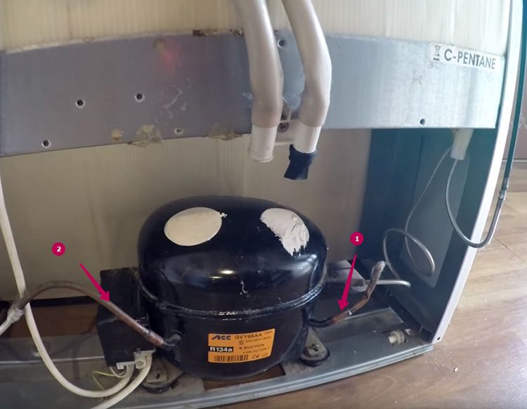 В этом компрессоре трубка № 1 подводит горячий пар из радиатора холодильника, а трубка № 2 сжимает фреон в жидкое состояние и подаёт его в морозильную камеру