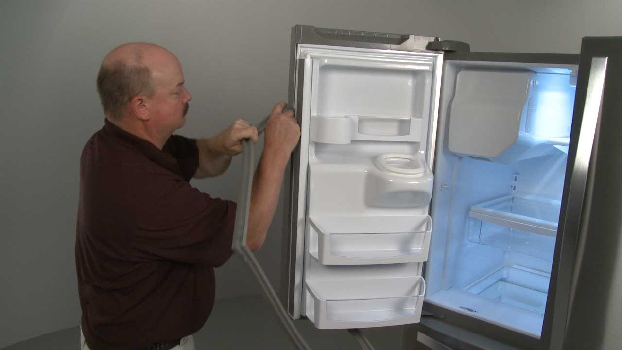 Как заменить уплотнитель на холодильнике. Уплотнительная резинка для холодильника Whirlpool. Дверца холодильника. Замена уплотнителя на холодильнике. Крепление уплотнителя в холодильнике.