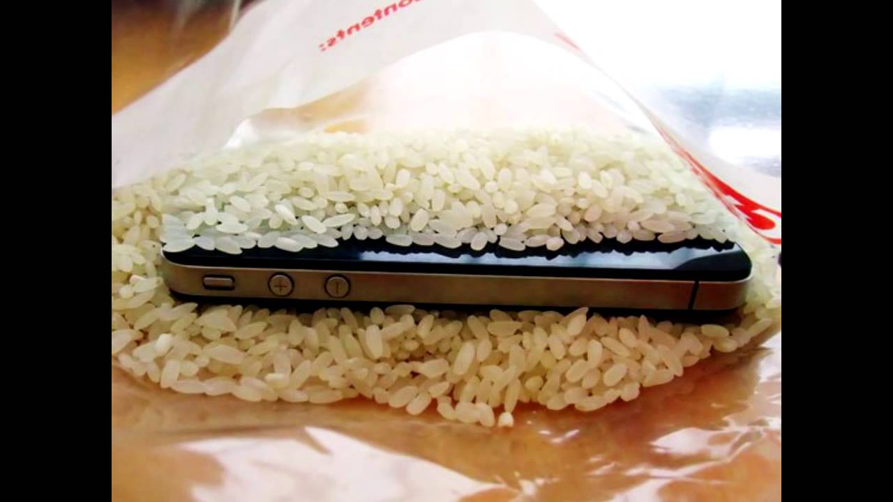 Айфон в рисе. Смартфон в рисе. Айфайфон в рисе. Высушить телефон.