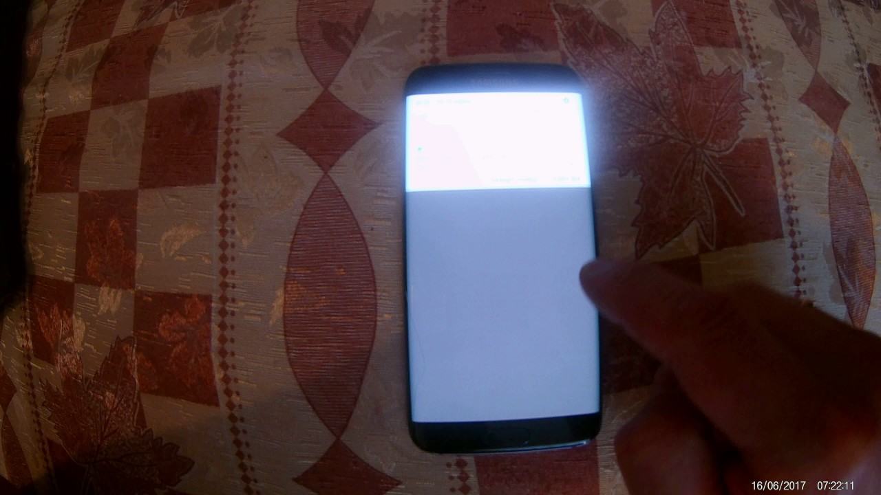 Почему мерцает телефон. Полосы на дисплее смартфона. Полоса внизу экрана смартфона. Полосы на экране самсунг. Белые полоски на экране телефона.