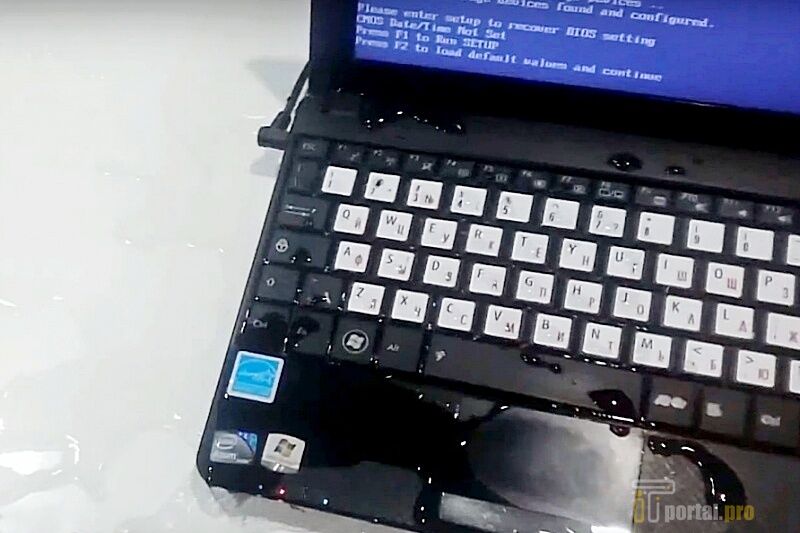 На клавиатуру попала вода что делать. Залитый ноутбук. Пролили воду на клавиатуру ноутбука. Клавиатура ноутбук залитие. Попала вода на клавиатуру ноутбука.