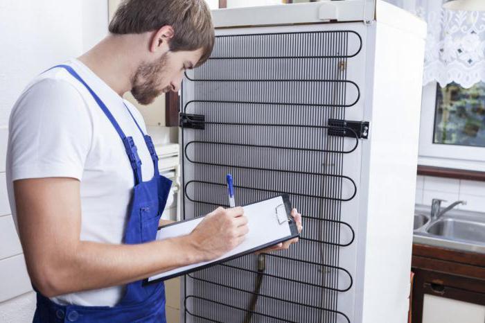 Если холодильник постоянно работает, то причина может крыться в некорректной работе компрессора или контролирующего термостата