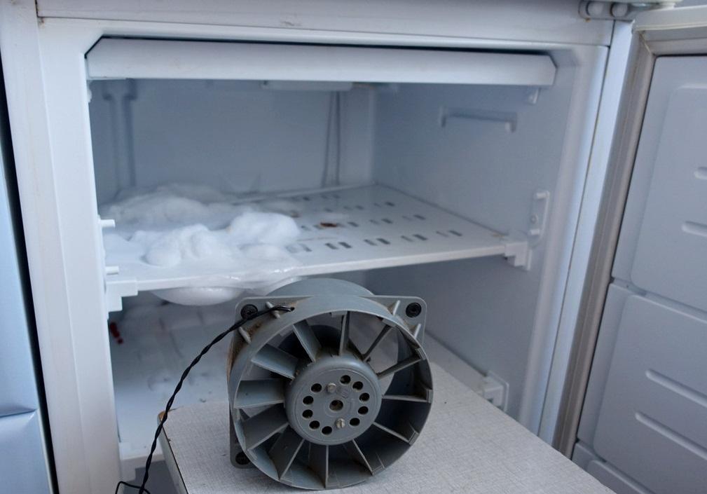 Разморозить холодильник можно, применяя вентилятор 
