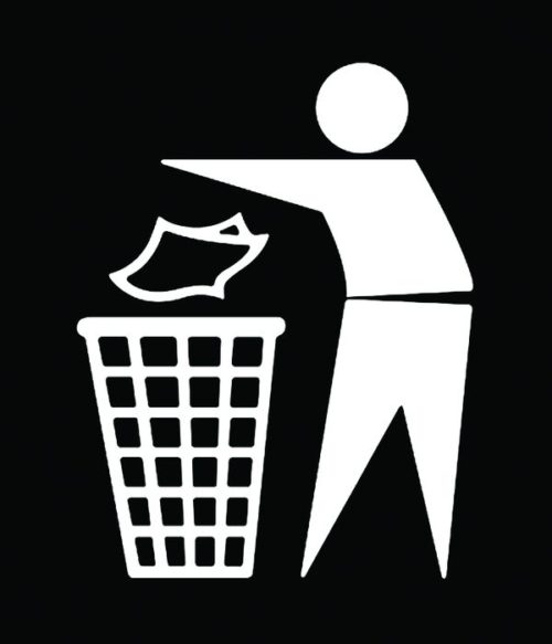 Человек выбрасывает мусор в корзину