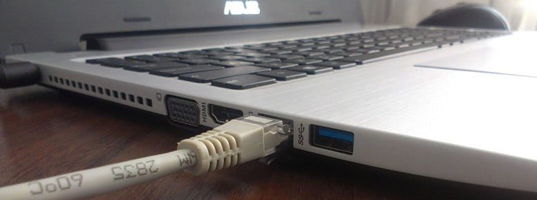 Ноутбук подключенный интернет кабелем