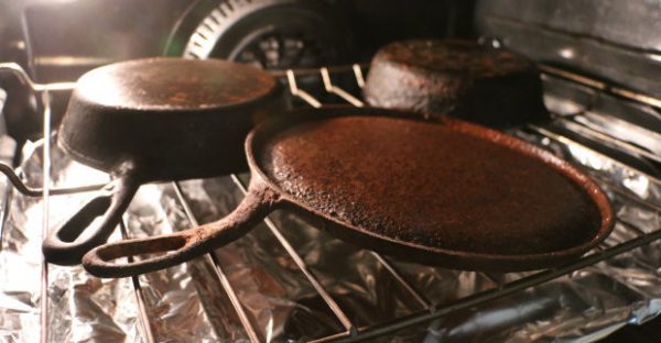 Восстановление старых чугунных сковород: обжиг в духовке