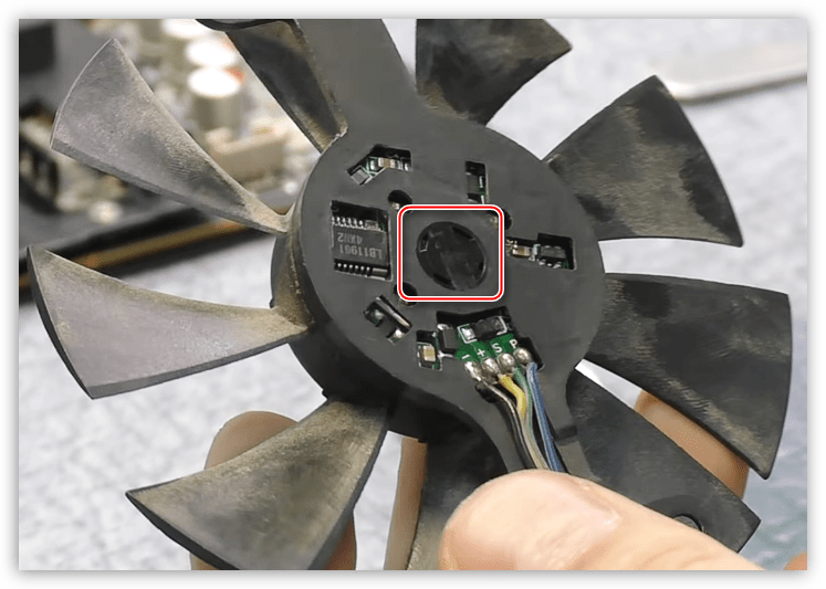 Защитная заглушка на тыльной строне вентилятора в системе охлаждения видеокарты