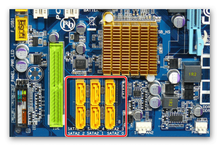 Несколько разъёмов для подключения по SATA внутри материнской платы