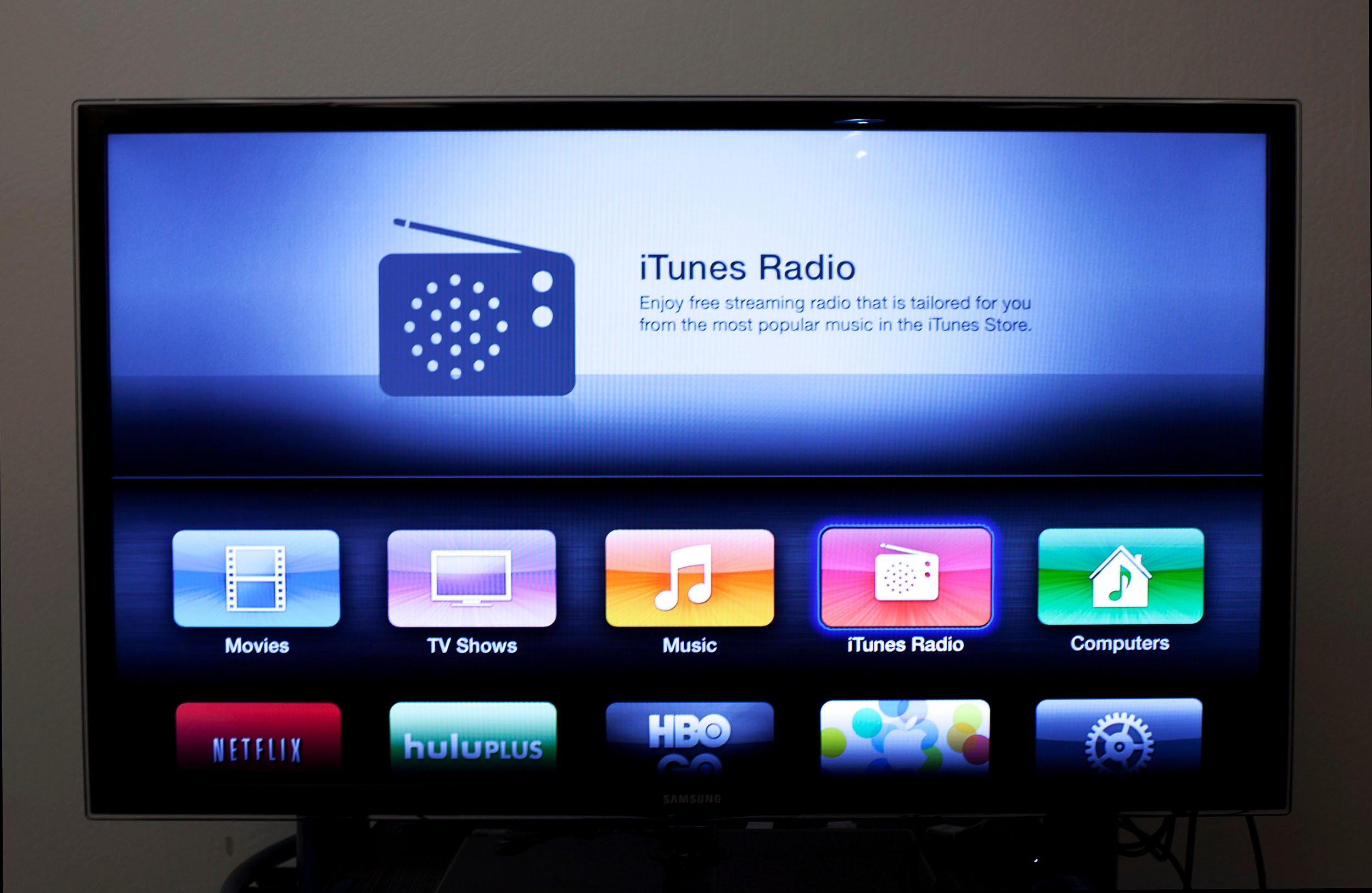 Как установить кинопоиск на самсунг смарт тв. Smart TV Apple. Apple TV os. Apple TV экран. Apple TV Интерфейс.