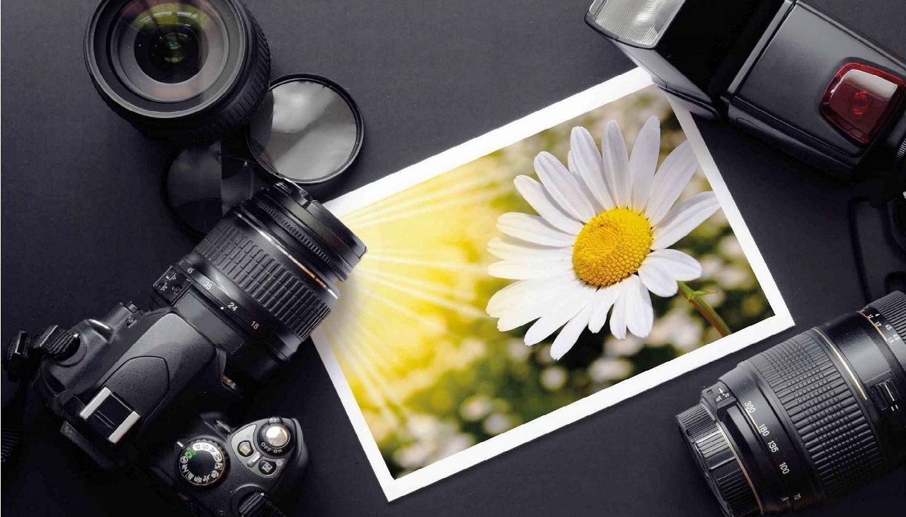 При распечатывании фотографий используется специальный тип бумаги, обладающий свойствами, для четкой передачи картинки с цифрового изображения.