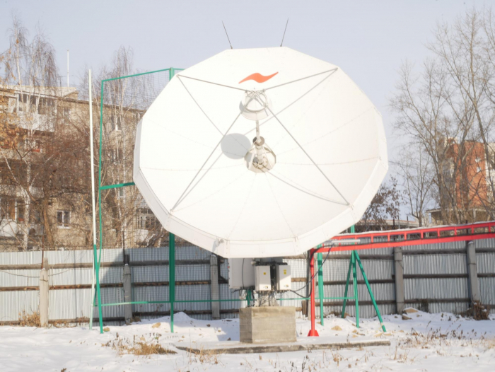 С помощью этой антенны сигнал уходит на спутник