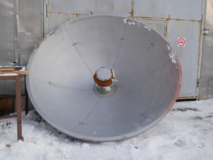 Демонтированная радиорелейная антенна теперь на “пенсии” 