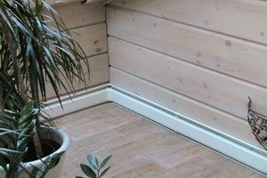 Плинтусный обогреватель в деревянном коттедже