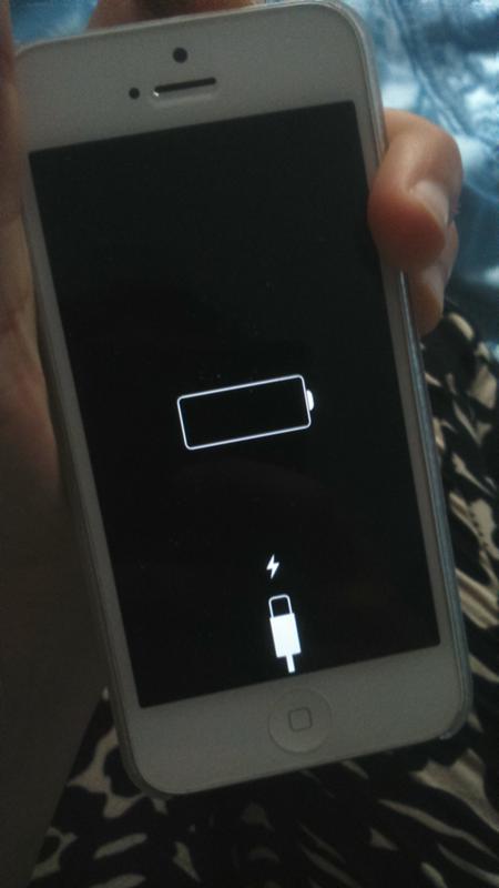 На телефоне не идет зарядка что делать. Айфон 5s заряжается. Айфон 6 заряжается. Айфон 5s не заряжается. Айфон не заряжается.