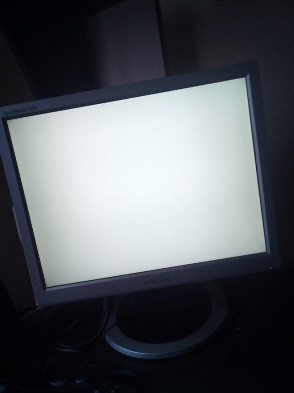 Экран светится белым