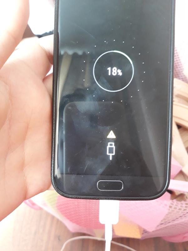 Телефон включается зарядке андроид. Самсунг галакси 3 зарядка. Экран зарядки самсунг а50. Самсунг а11 разъём. Зарядка на самсунг а11.