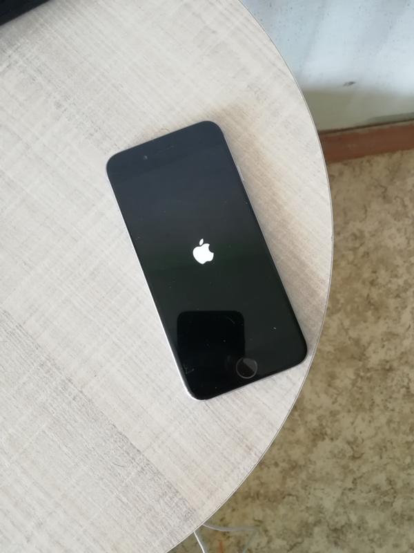 Новый айфон не включается. Айфон повис на яблоке. Айфон завис на яблоке. Айфон 6 горит яблоко. На iphone горит яблоко.