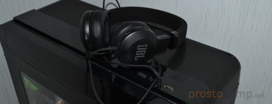 Наушники и стационарный компьютер