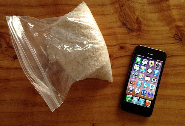 Сушим iPhone с помощью пакетика с рисом