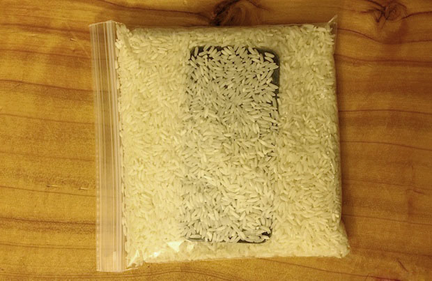 Очищаем iPhone от влаги с помощью риса